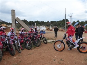 Toni Bou explicando a los pilotos junior el ejercicio a realizar