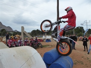 El campeón del mundo realizó varios ejercicios de técnica en la zona de entrenamiento de trial de La Nucía