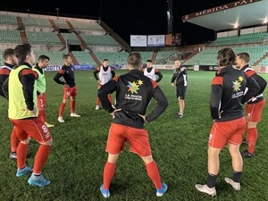 Los jugadores del CF La Nucía calentando ante del encuentro de Copa del Rey