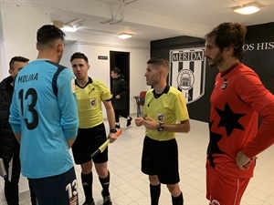 El capitán nuciero Fran Moreno junto al capitán del Mérida con el trío arbitral en el momento que se suspende el partido