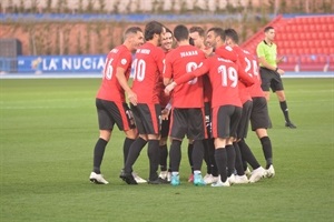 Los jugadores del CF La Nucía celebrando el gol