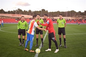 Saludos al inicio del partido ayer en el Estadi Olímpic Camilo Cano