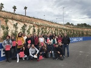 Los alumnos y profesores del Taller de Empleo Pinar de Garaita X en el Estadi Olímpic junto a las zonas que han ajardinado