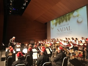 Ramón Lorente dirigiendo la banda de la Unió Musical y el gran coro escolar