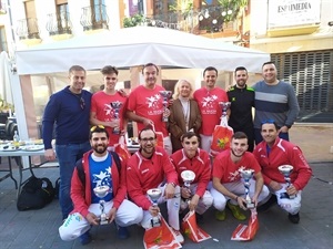 Los equipos de primera categoría de Sella y Alfaz con sus trofeos junto a directiva del Club de Pilota Valenciana de La Nucía y la concejala Beatriz Pérez Hickman