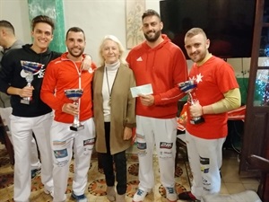 Los campeones de segunda categoría Panorma junto a la concejala Beatriz Pérez Hickman