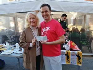 Beatriz Pérez Hickman entregando el cheque a los campeones de l´Alfàs