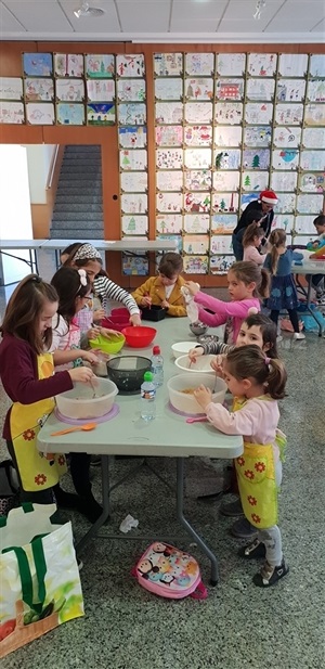 La decoración de las galletas fue obra de los participantes en esta actividad en el Centre Juvenil