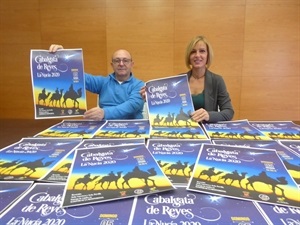 Vicente Devesa, coordinador Grup Scout La Nucía junto a María Jesús Jumilla, concejala de Juventud en la presentación de la Cabalgata de Reyes