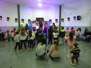 Los pequeños y pequeñas que asistieron ayer a Nou Espai disfrutaron de actividades interactivas en este teatro