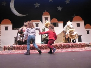 Los niños y niñas esperaban oir su nombre para subir al escenario a recibir su regalo de manos de los Reyes de Oriente