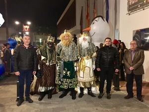 Melchor, Gaspar y Baltasar junto a los concejales Cristóbal Llorens y Pedro Lloret y Bernabé Cano, alcalde de La Nucía