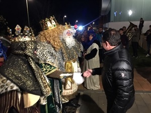 Los Reyes Magos de Oriente fueron recibidos por Bernabé Cano, alcalde de La Nucía