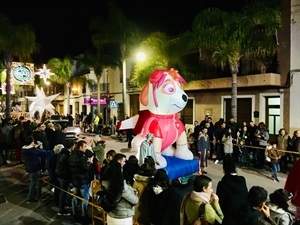 Mayores y pequeños disfrutaron en la avenida Carretera de una gran Cabalgata de Reyes