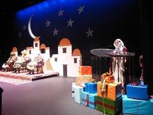 El Paje Real leyó los nombres de los niños y niñas que subían al escenario a recoger sus regalos
