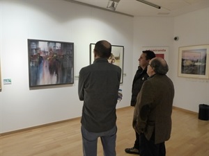 Francesc Sempere, dtor. de l´Auditori, Pedro Lloret, concejal de cultura y Bernabé Cano, alcalde de La Nucía visitando la exposición