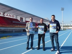 Pepe Brotons, coordinador de la Pista de Atletismo junto a Sergio Villalba, concejal deportes y Bernabé Cano, alcalde de La Nucía