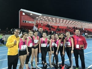 Las 8 atletas nucieras del C.A. La Nucía junto a sus entrenadores y Sergio Villalba, concejal de Deprotes