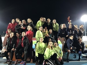 Podium femenino del Provincial sub 16 de atletismo con el 1º Elche Juventud Atlética, 2º Club Decatlón Elche y 3º C.A. Sant Joan