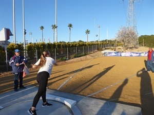 Lanzamiento de peso en la zona de entrenamiento creada junto al estadio