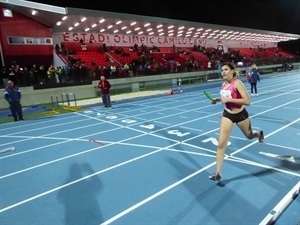 La atleta nuciera completando el relevo 4x 200 metros