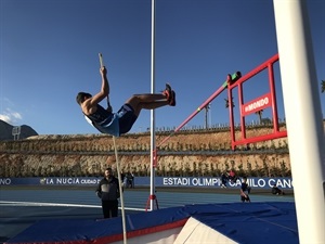 Salto de pértiga en el Provincial sub 16