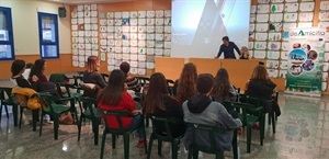 La charla sobre Movilidad Juvenil en el Centre Juvenil tuvo lugar el viernes