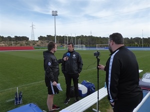 El cuerpo técnico alemán atendiendo a los medios de comunicación antes del encuentro