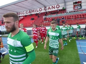 Los jugadores del Ferenvaros y el Arminia Bielefeld saltando al estadio nuciero