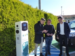 Eduardo Martínez, dtor. Área Movilidad Eléctrica de Coves Energy Solutions y Jaime Buforn, representante Renault Automóviles Gómis junto a Bernabé Cano, alcalde de La Nucía