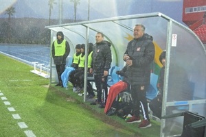 El banquillo nuciero bajo la intensa lluvia