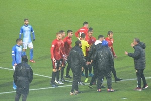 Momento en el que el colegiado informa a capitanes y entrenadores sobre el parón del encuentro