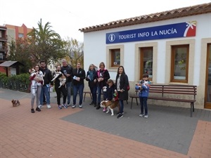 Salida de la Ruta Turística con Mascotas desde la Tourist Info