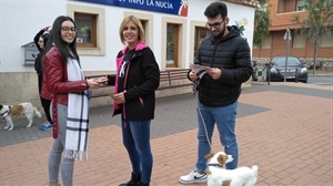 Mª Jesús Jumilla, concejal de Turismo, entregó un pequeño obsequio a cada participante