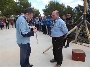 El presidente del Scouts Valencians impuso la "medalla de plata de mérito scout" a Vicent Devesa