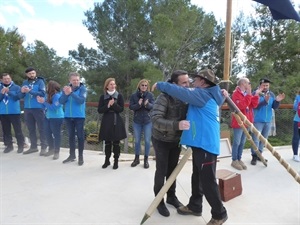 Bernabé Cano, alcalde de La Nucía, felicitando a Vicent Devesa por su medalla de mérito scout