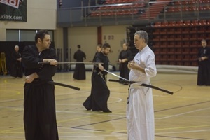 Emilio Gómez senséi –Séptimo Dan de Iaido y Kendo– Maestro oficial en España impartiendo el curso