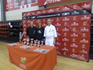 Emilio Gómez senséi, Séptimo Dan de Iaido y Kendo, Angel Fernádnez, club Aikido La Nucía y María Jesús Jumilla, concejala de Turismo durante el campeonato