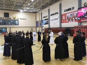 Los alumnos recibiendo las enseñanza del Maestro Emilio Gómez