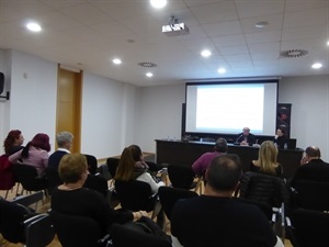 Pedro Lloret, concejal de Seu Universitària junto a la conferenciante Elisa Rico