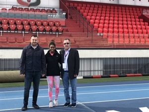 La atleta Yuliana Angulo junto a Pepe Brotons, coordinador Estadi Olímpic Camilo Cano y Sergio Villalba, concejal de Deportes