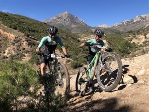 Purito Rodríguez y su compañero Oliver Avilés subiendo andando una cuesta imposible