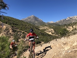 La biker española Rocío del Alba (BH) con el Puig Campana al fondo