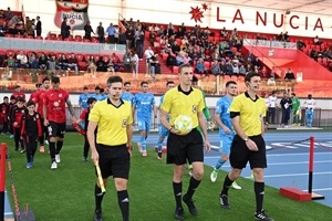 Los dos equipos saltando al césped del Estadi Olímpic Camilo Cano