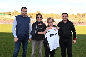 Su mujer Ana Lledó y una de sus hijas Kika Devesa con la camiseta del Valencia CF junto a Bernabé Cano, alcalde de La Nucía y Sergio Villalba, concejal de Deporte