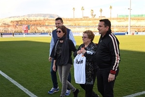 Miguel Devesa recibió su homenaje con sus dos equipos del alma sobre el césped: CF La Nucía y Valencia CF