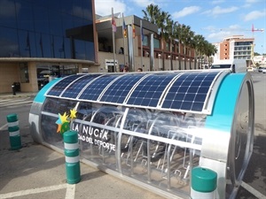 Este aparcabicis funciona con placas fotovoltaicas