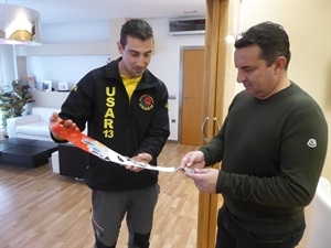 Bernabé Cano observando la medalla conseguida por Blanquer en los XVIII Mundiales de Bomberos y Policías