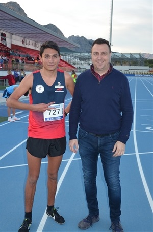 Javier López fue felicitado por Sergio Villalba, concejal de Deportes, tras su gran carrera