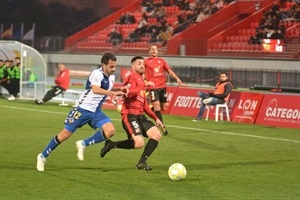 El nuciero Miñano luchando por un balón en el encuentro ante el Sabadell